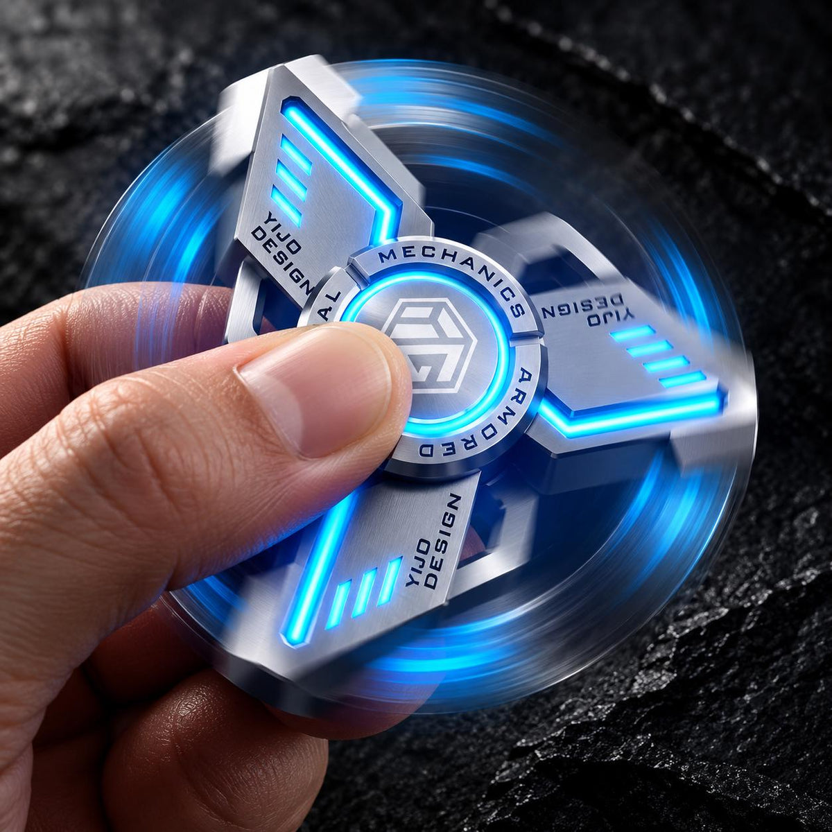 Spinner métal lumineux R188 : trois branches en rotation dans une main