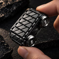 Rouleau fidget Tank métal : noir à quatre roues tenu en main