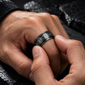 Bague fidget géométrique : noire portée au doigt et manipulée
