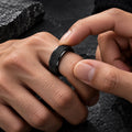 Bague fidget maille rotative : noire portée au doigt