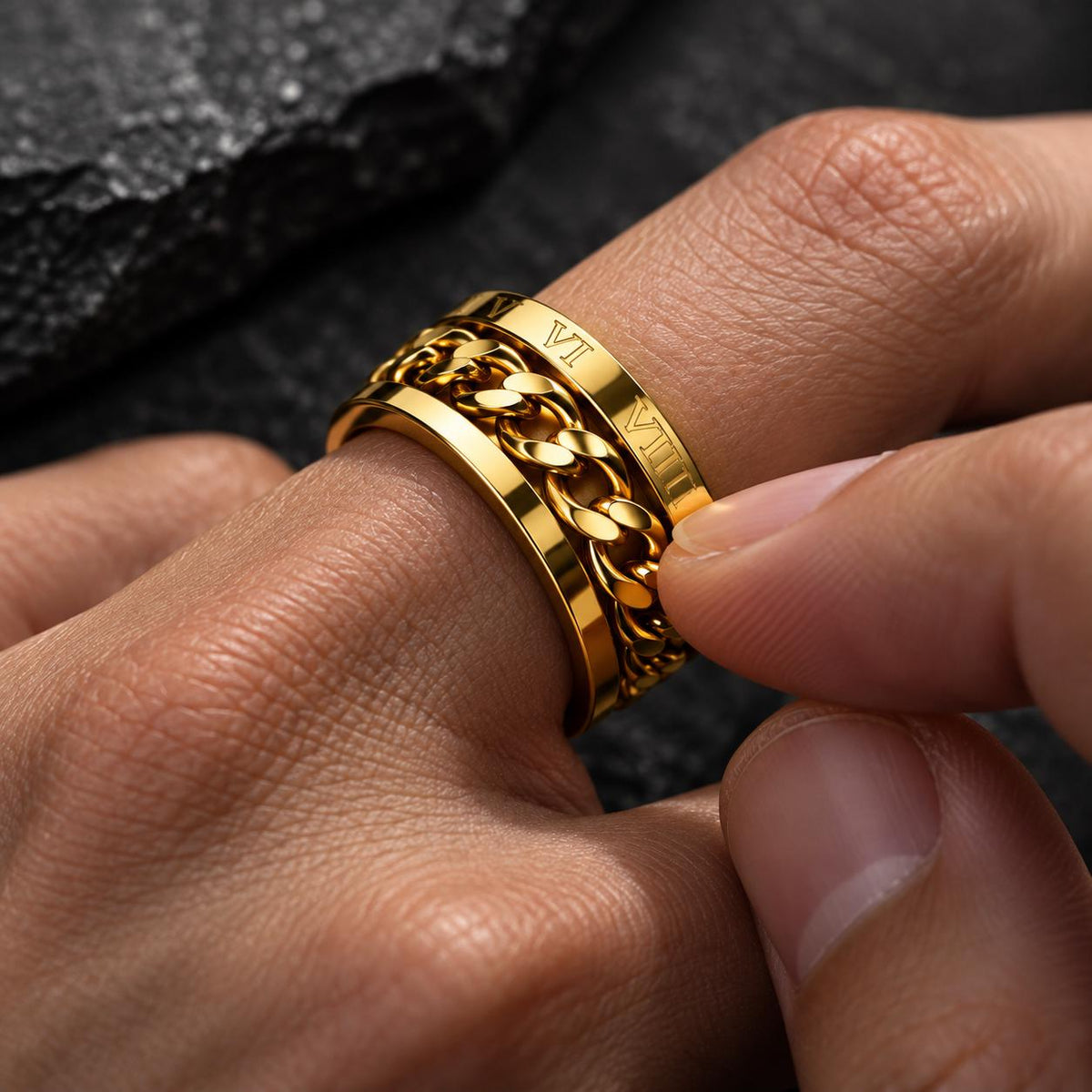 Bague fidget chaîne tournante : dorée portée au doigt