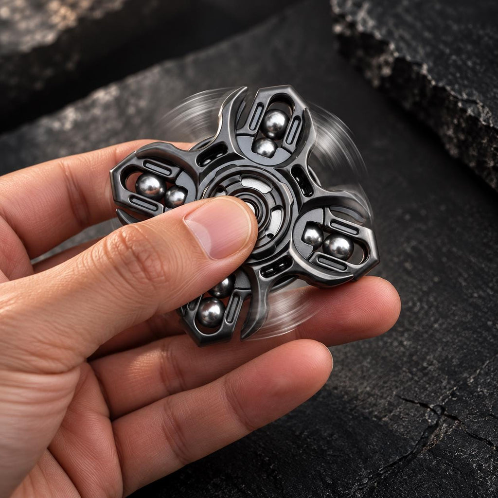 Spinner magnétique à billes d'acier : noir à quatre branches tenu en main