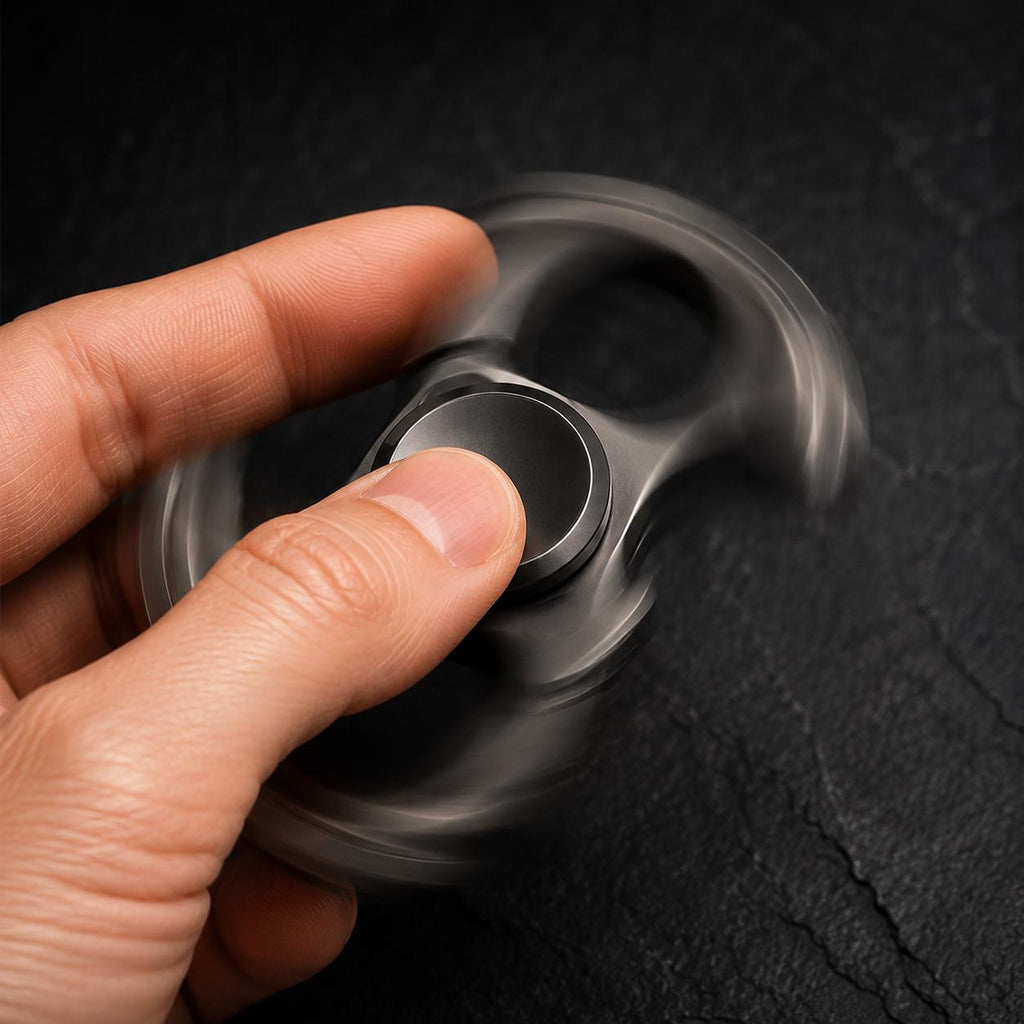 Porte-clés spinner métal 3-en-1 : noir en rotation entre les doigts
