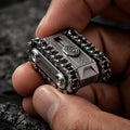Tank fidget métallique : noir à chenilles tenu en main