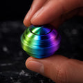 Gyroscope spinner métal : sphérique arc-en-ciel en rotation entre les doigts