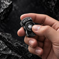 Slider magnétique tête de mort : noir tenu en main
