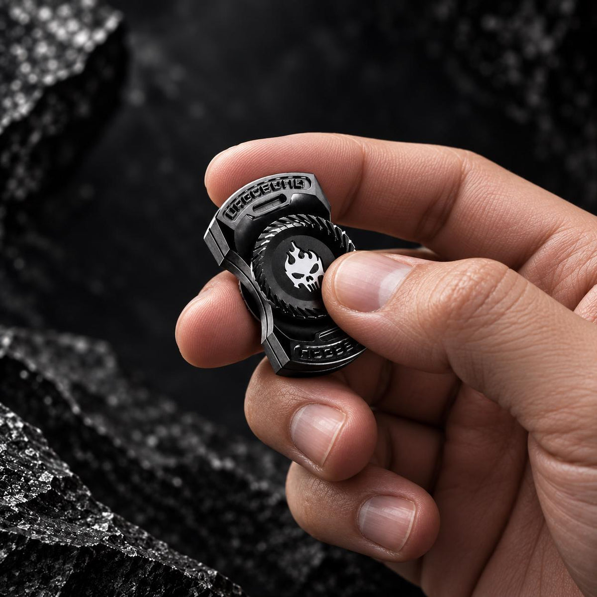Slider magnétique tête de mort : noir tenu en main