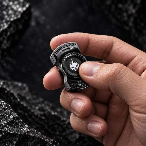 Slider magnétique tête de mort : noir tenu en main